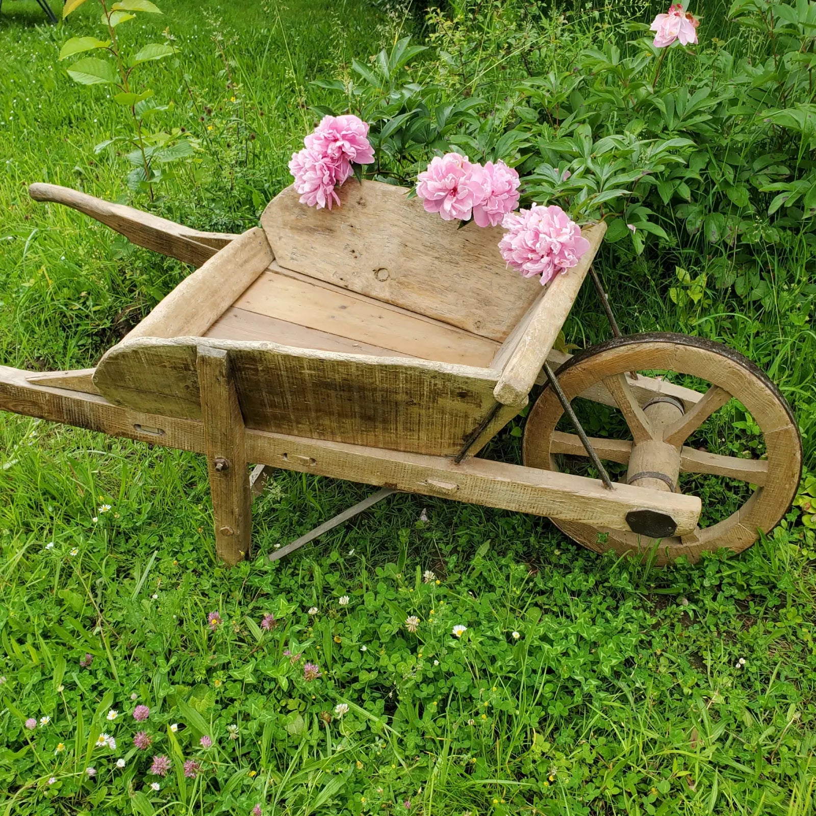 Brouette en bois ancienne