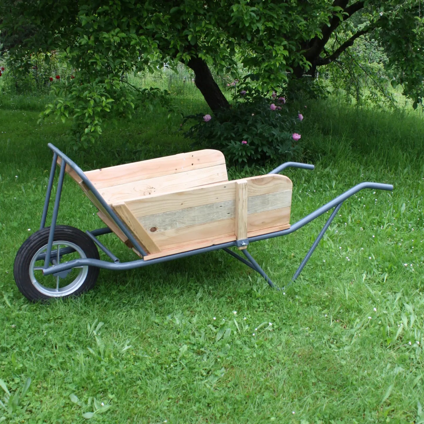 Brouette en bois pour decor extérieur