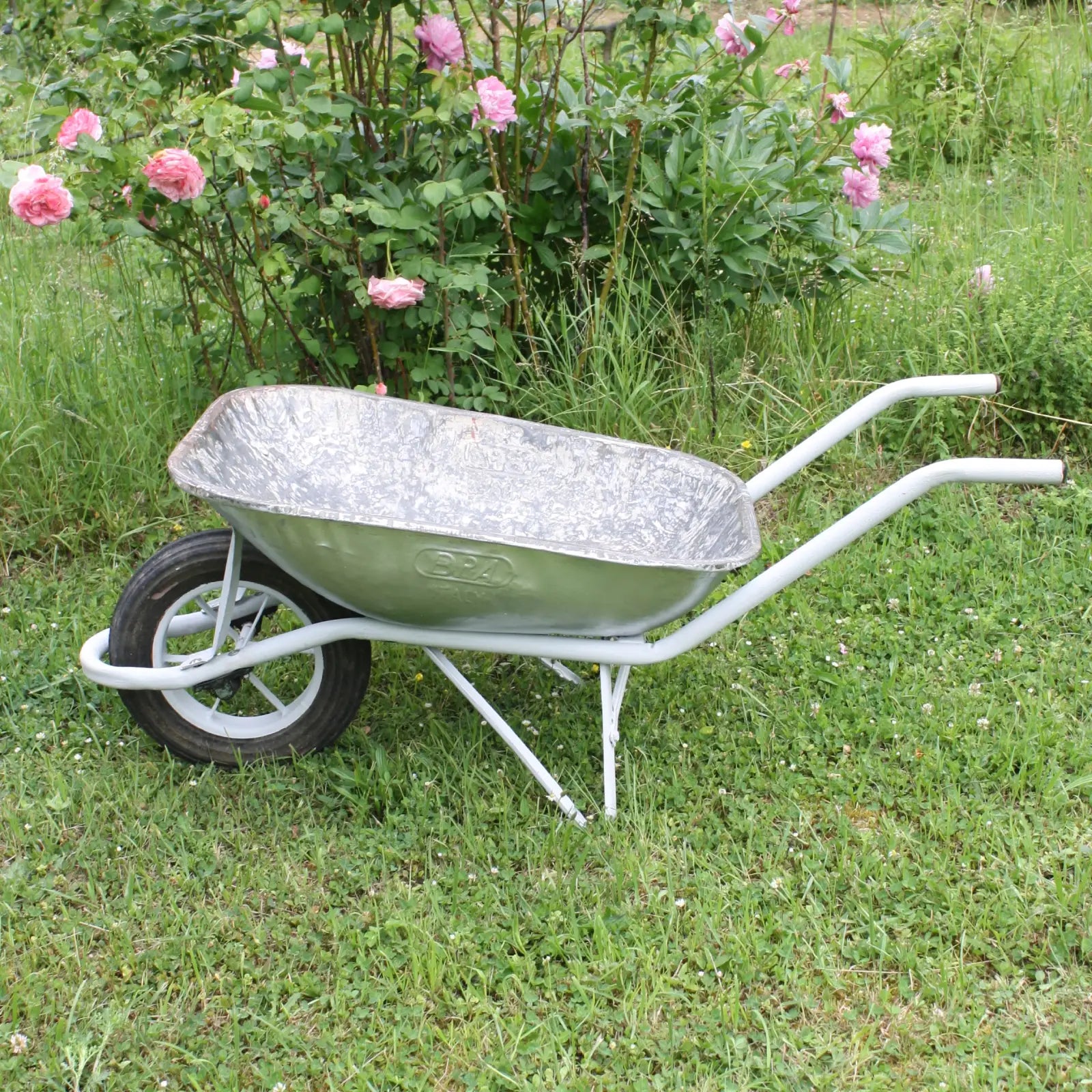 Brouette en inox pour thème champêtre