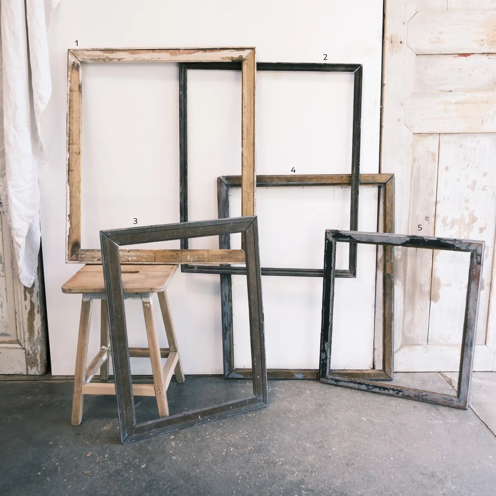 cadres anciens patinés pour décor atelier artiste