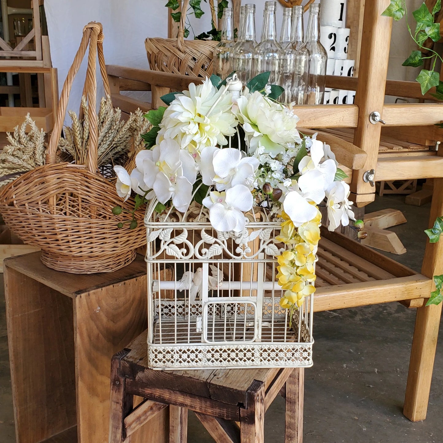 cage à oiseaux blanche avec fleurs