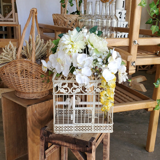 cage à oiseaux blanche avec fleurs