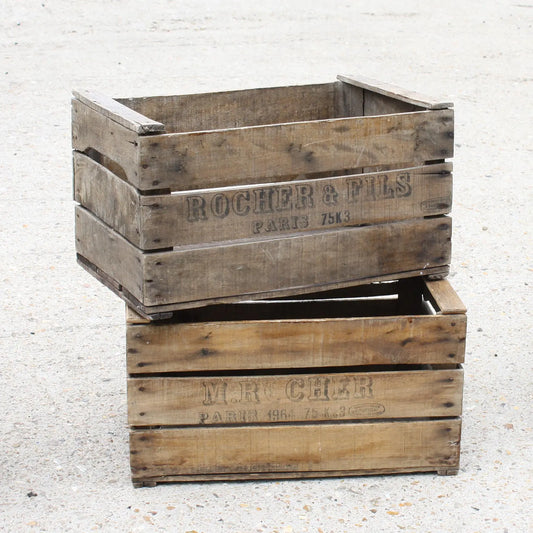 Pile de deux cagettes en bois avec inscription Rocher & Fils