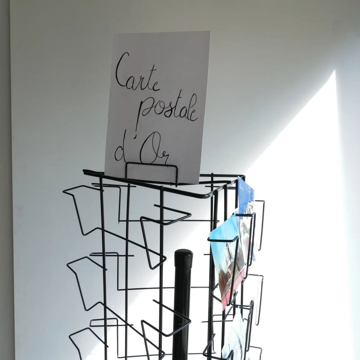 carte postale d'or présentoir