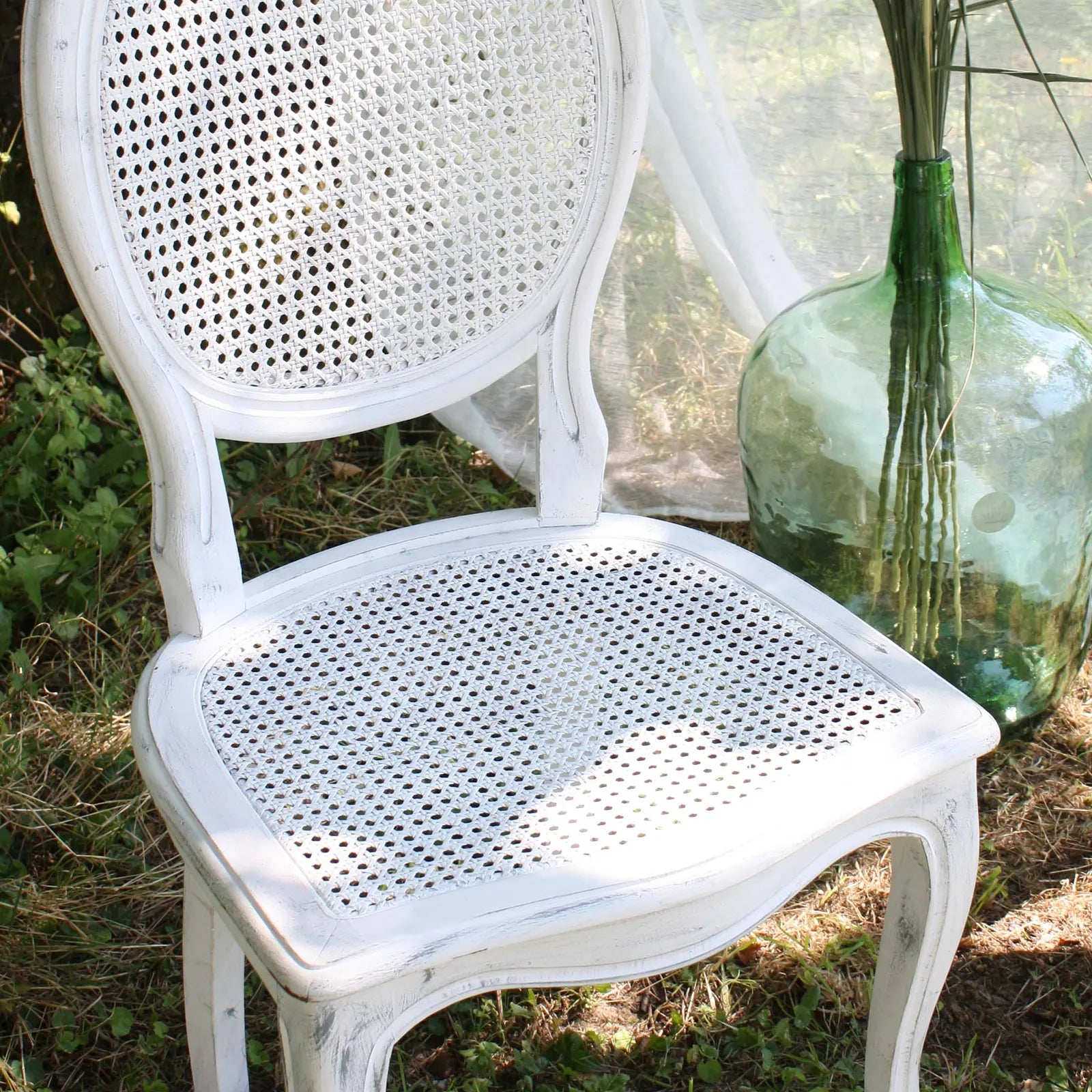 détail cannage sur chaise médaillon blanche
