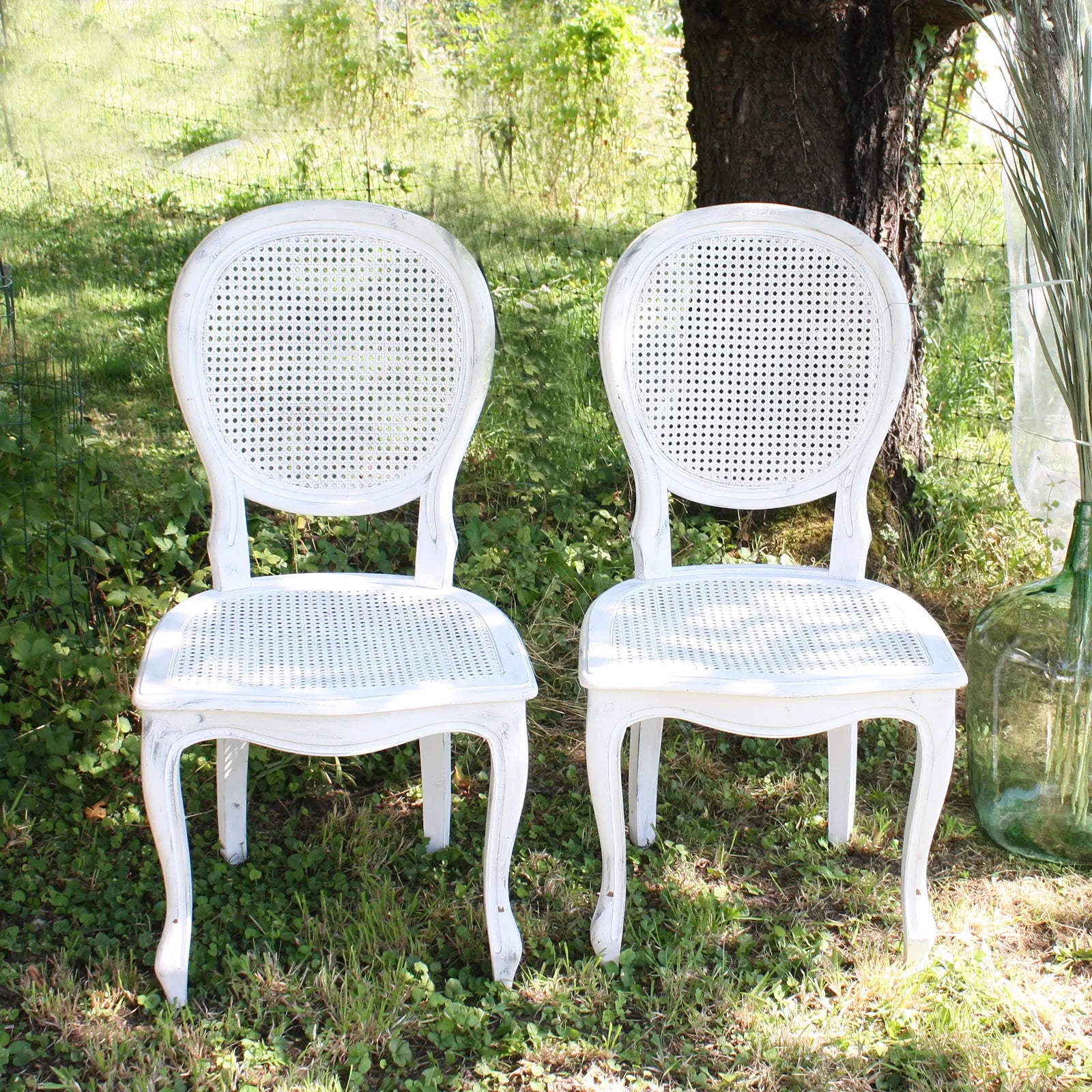 paire de chaises blanche avec cannage style médaillon