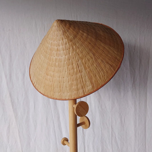 Chapeau chinois sur porte-manteau