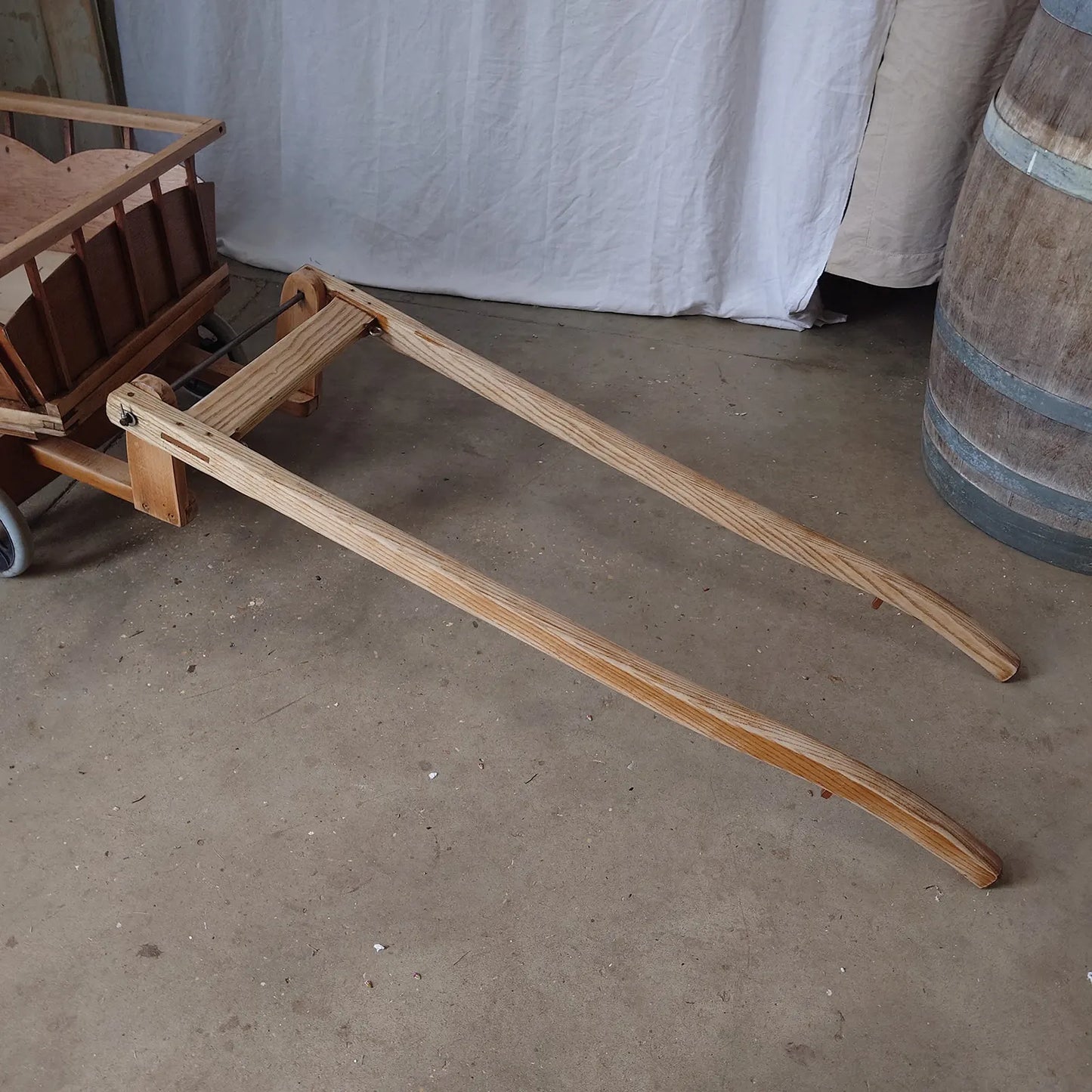 Détail poignées d'un chariot en bois