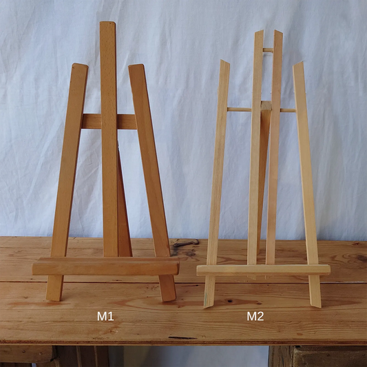 Deux chevalets en bois clair sur planche en bois