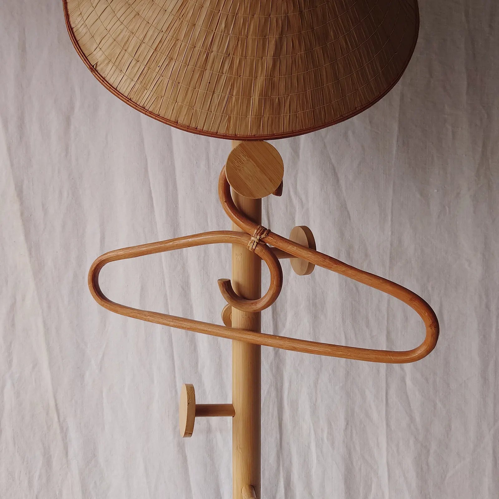 Cintre et chapeau chinois 