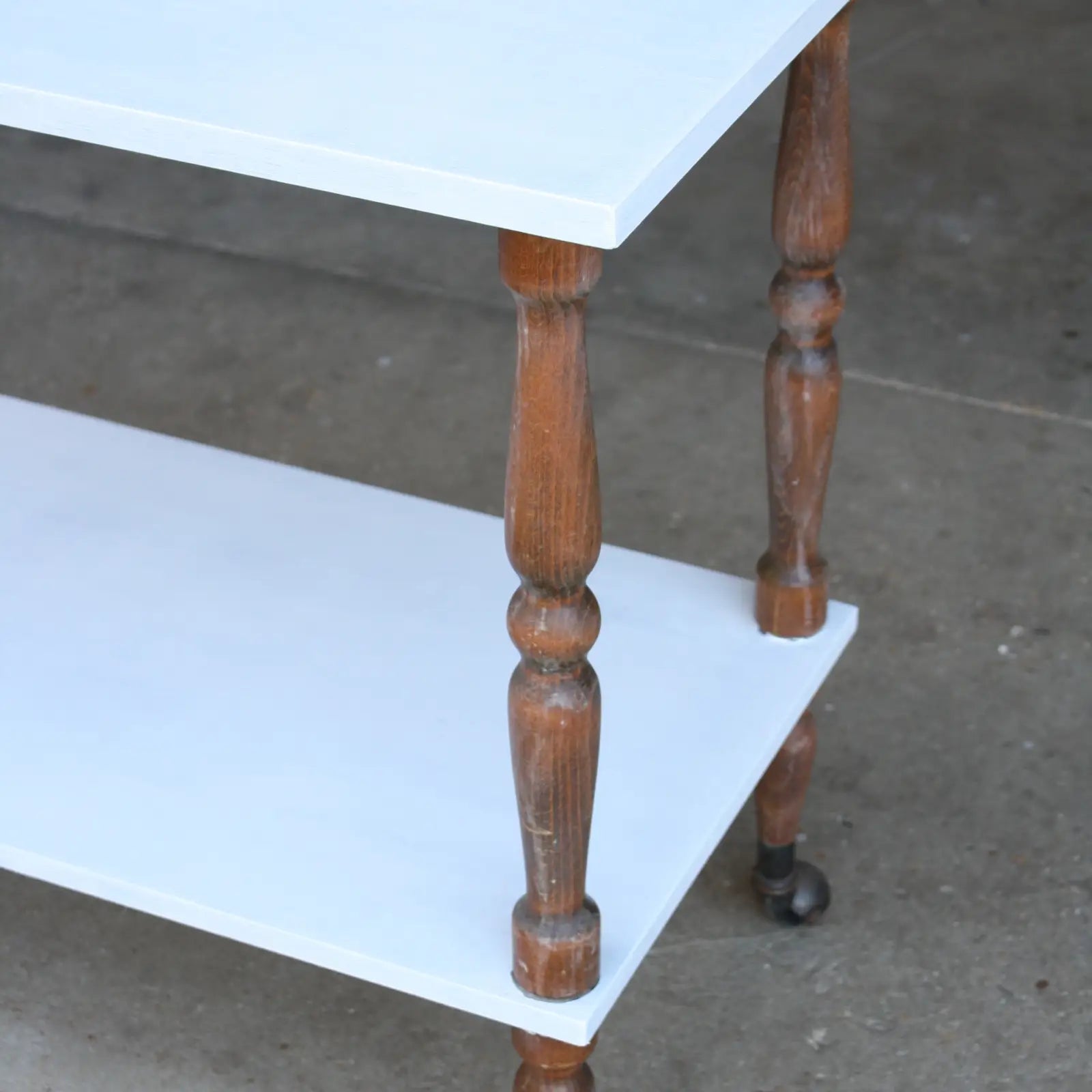 Détail pied tournés table pour buffet ou candy-bar