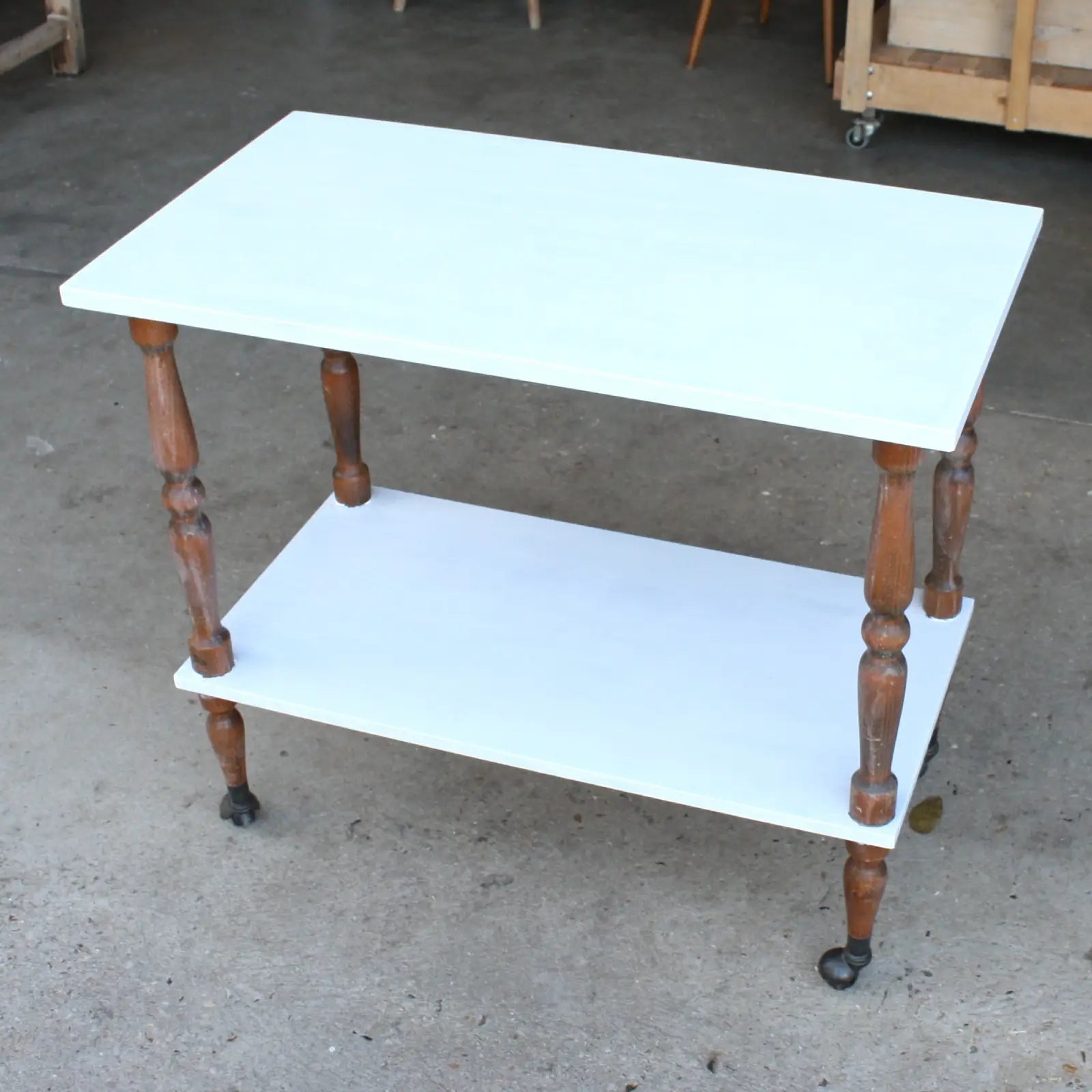 Desserte deux étages en bois avec plateaux blancs