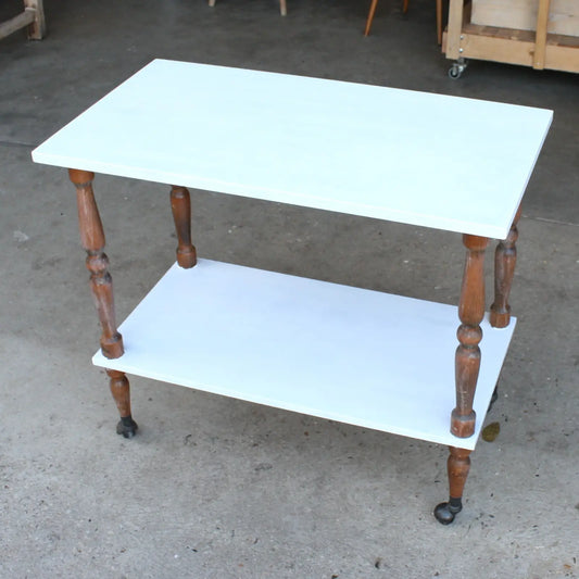 Desserte deux étages en bois avec plateaux blancs
