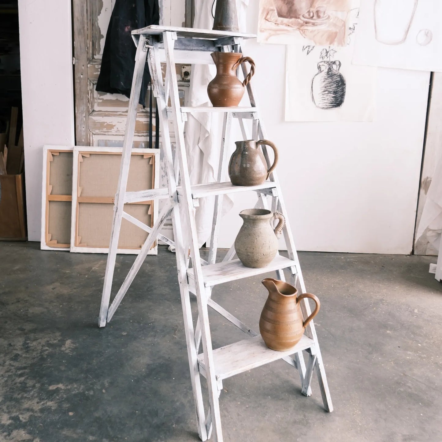escabeau blanc en bois avec pots en terre cuite