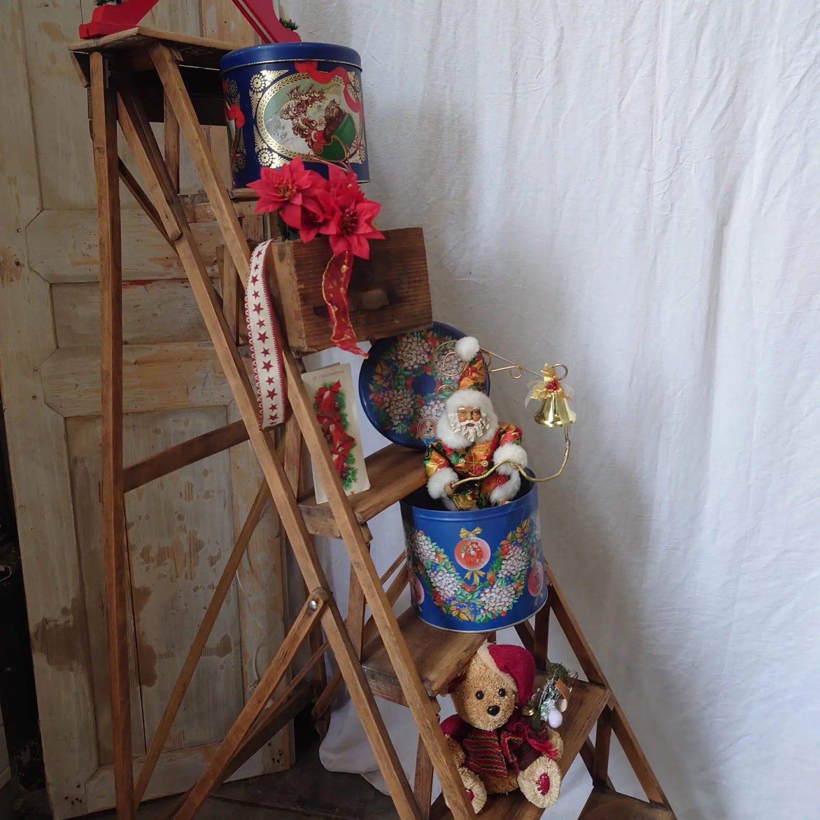 Escabeau en bois avec décorations thème noël posé sur les marches