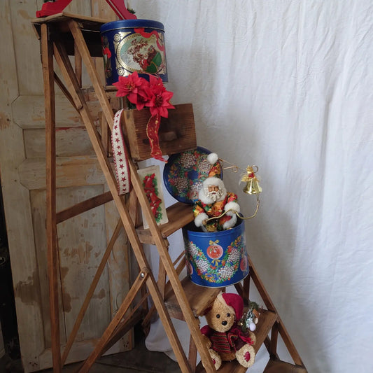 Escabeau en bois avec décorations thème noël posé sur les marches
