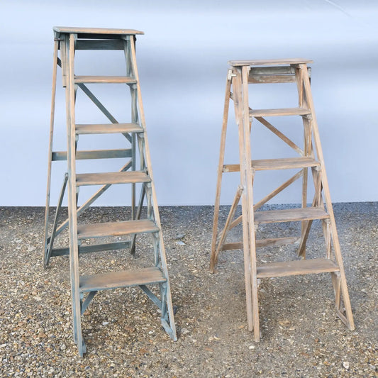 Deux escabeaux avec patine en bois