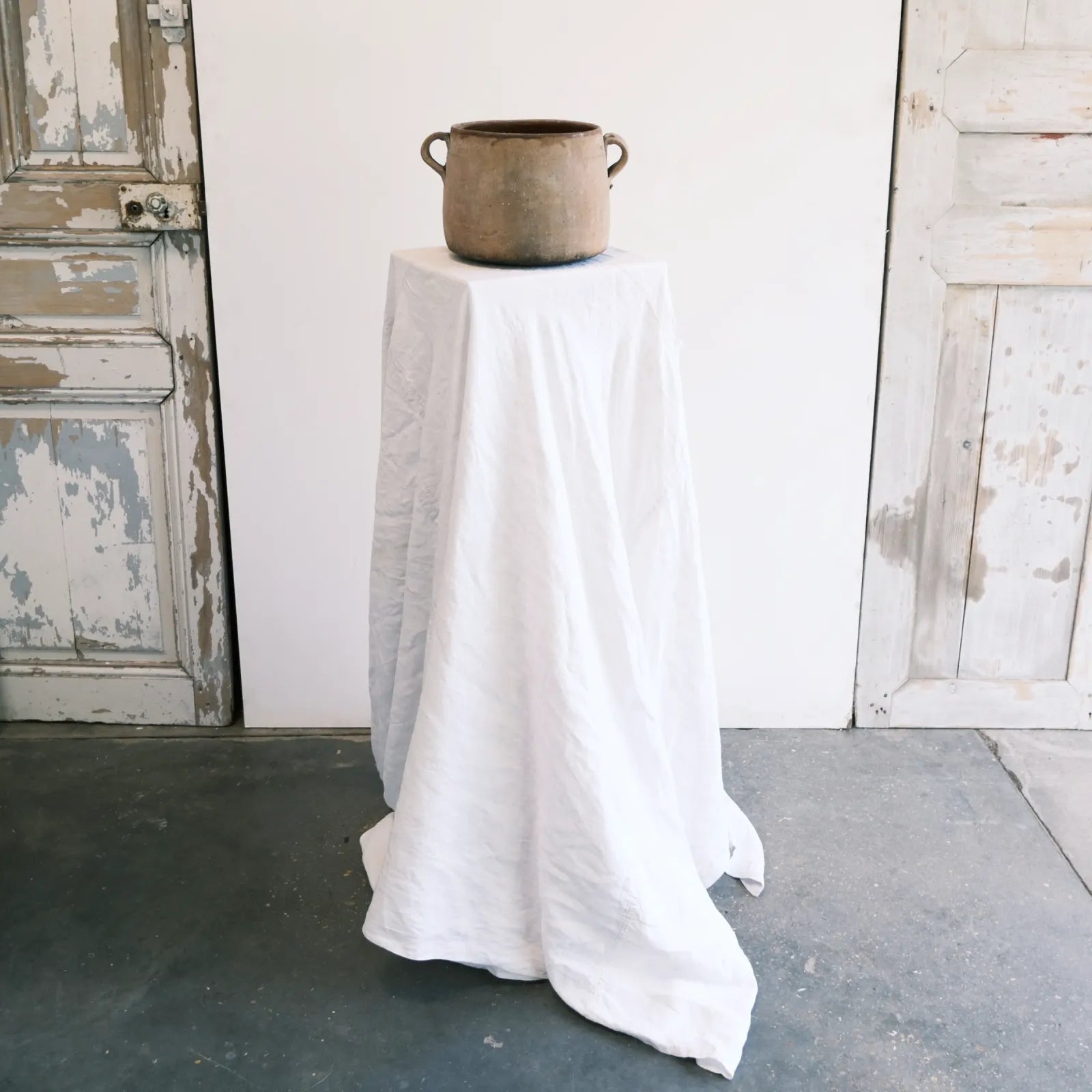 pot sur stèle blanche