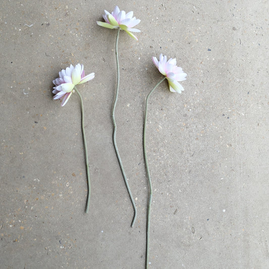 Fausses fleurs avec longues tiges