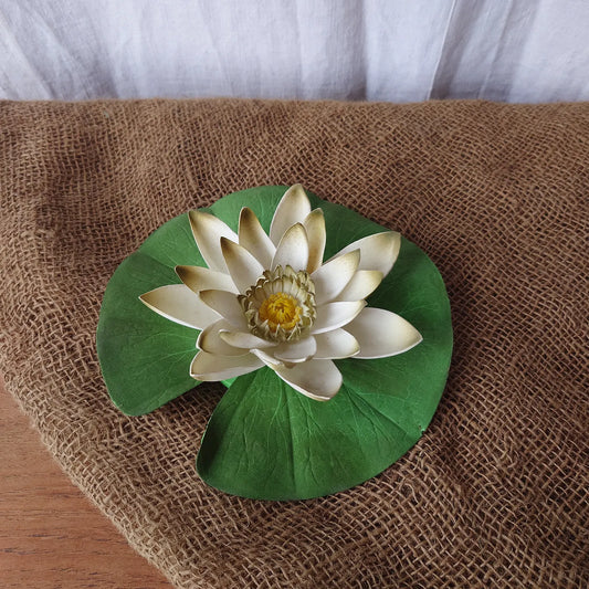 Lotus blanc en plastique