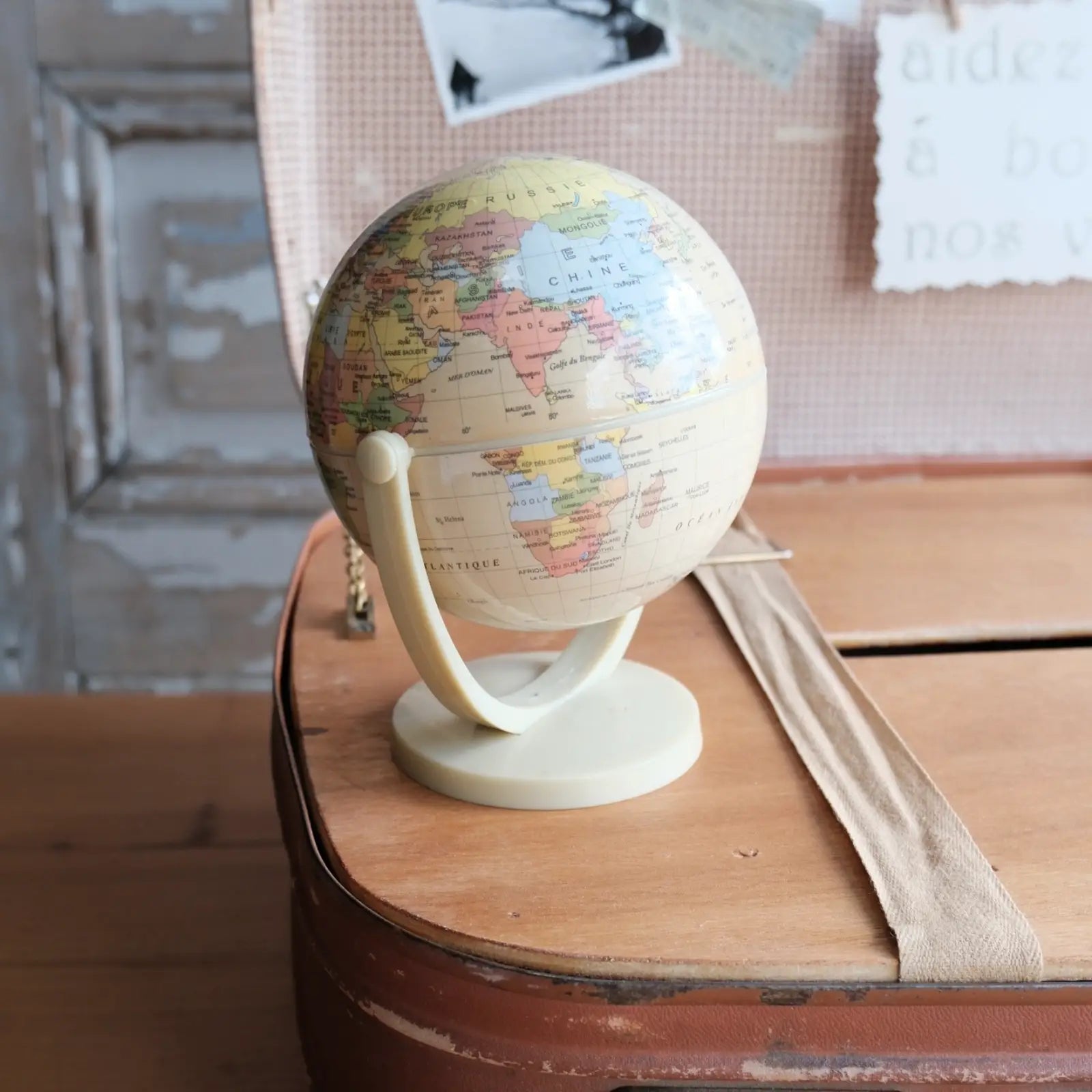 Mini globe terrestre à poser sur l'urne pour thème voyage