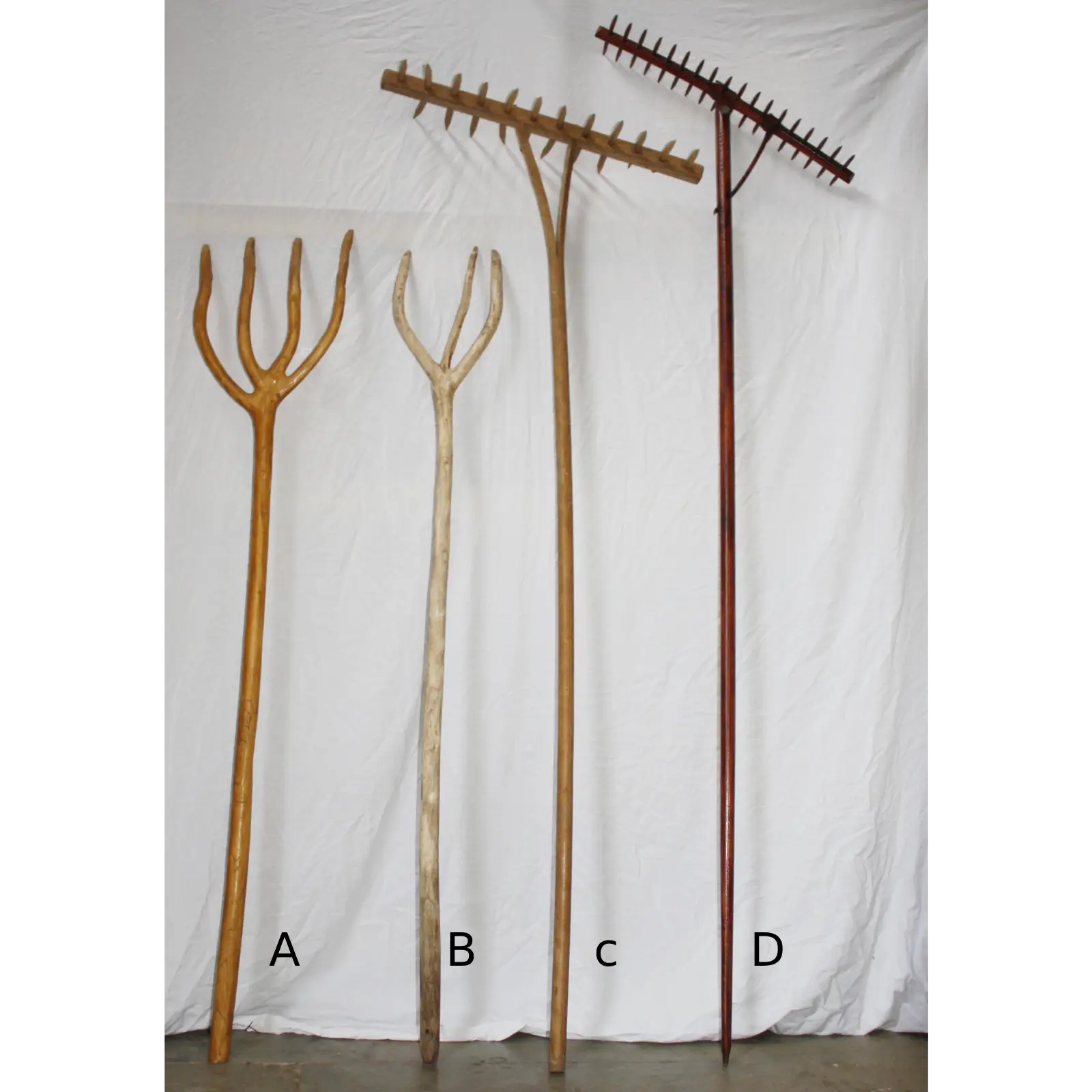 Outils de jardin en bois anciens