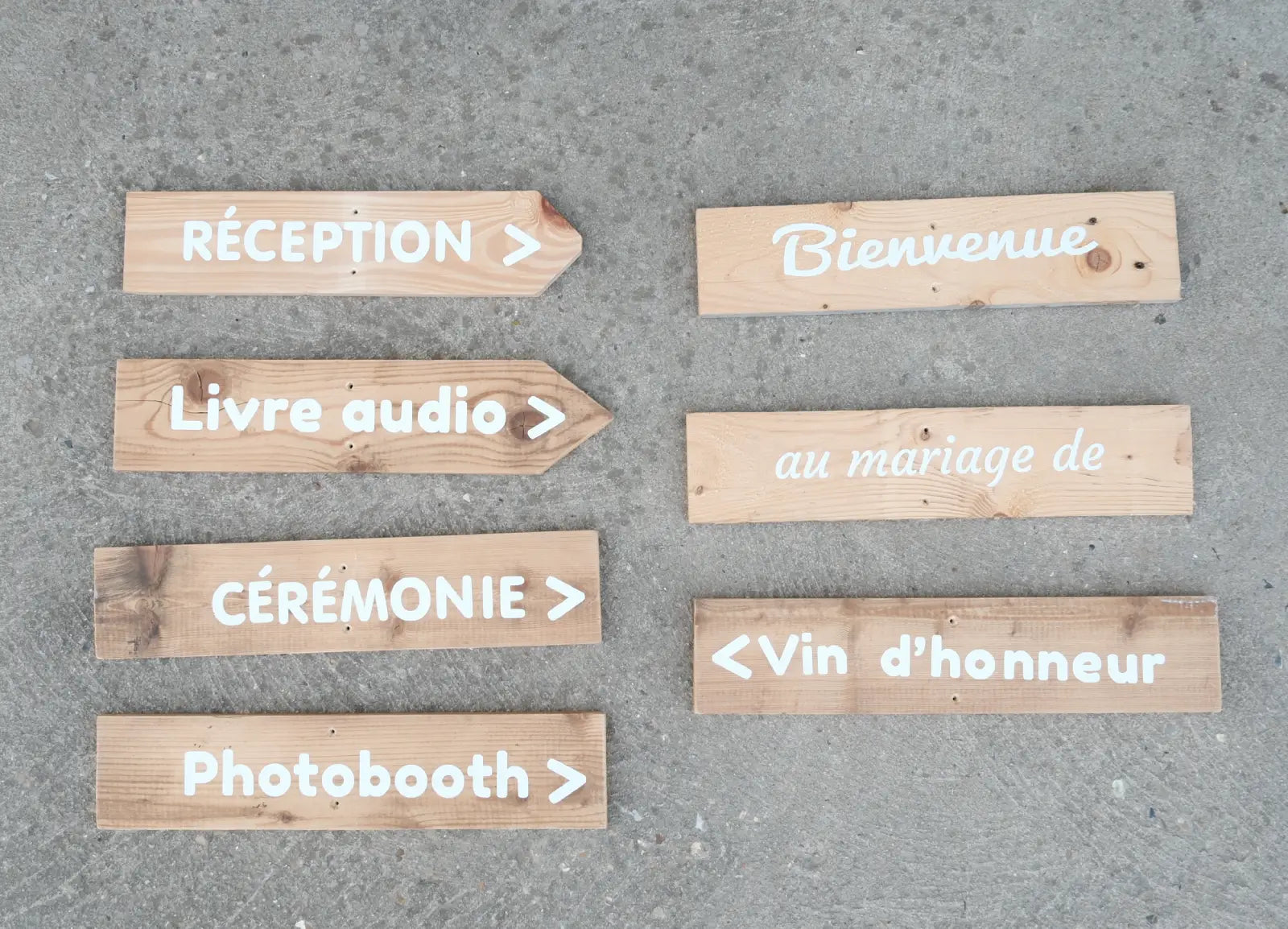 Signalétique sur panneaux en bois avec lettrage stické