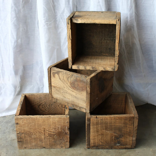 petites caisses en bois carrées