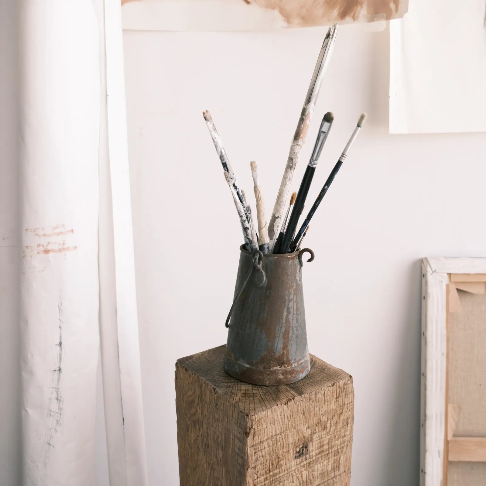 pot avec pinceaux de peintre