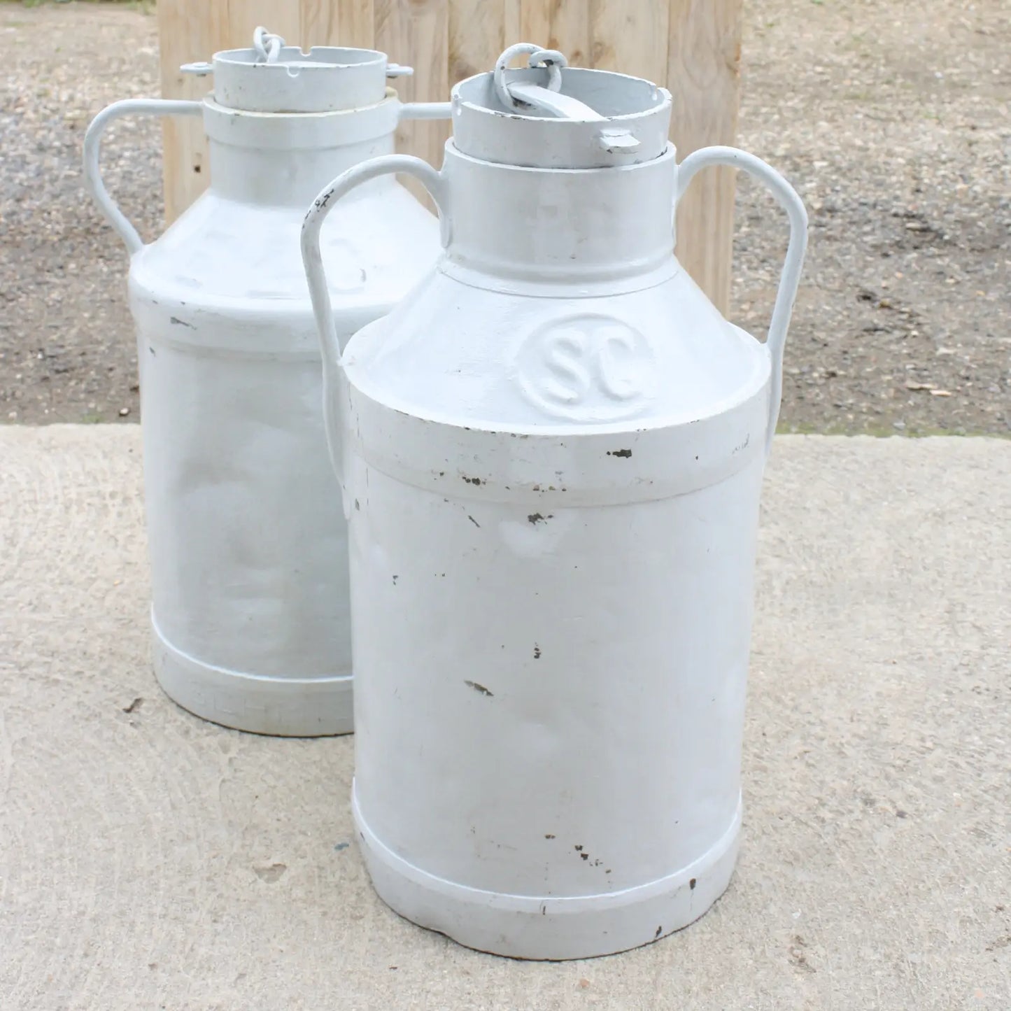 Grands pots à lait blanc pour vase