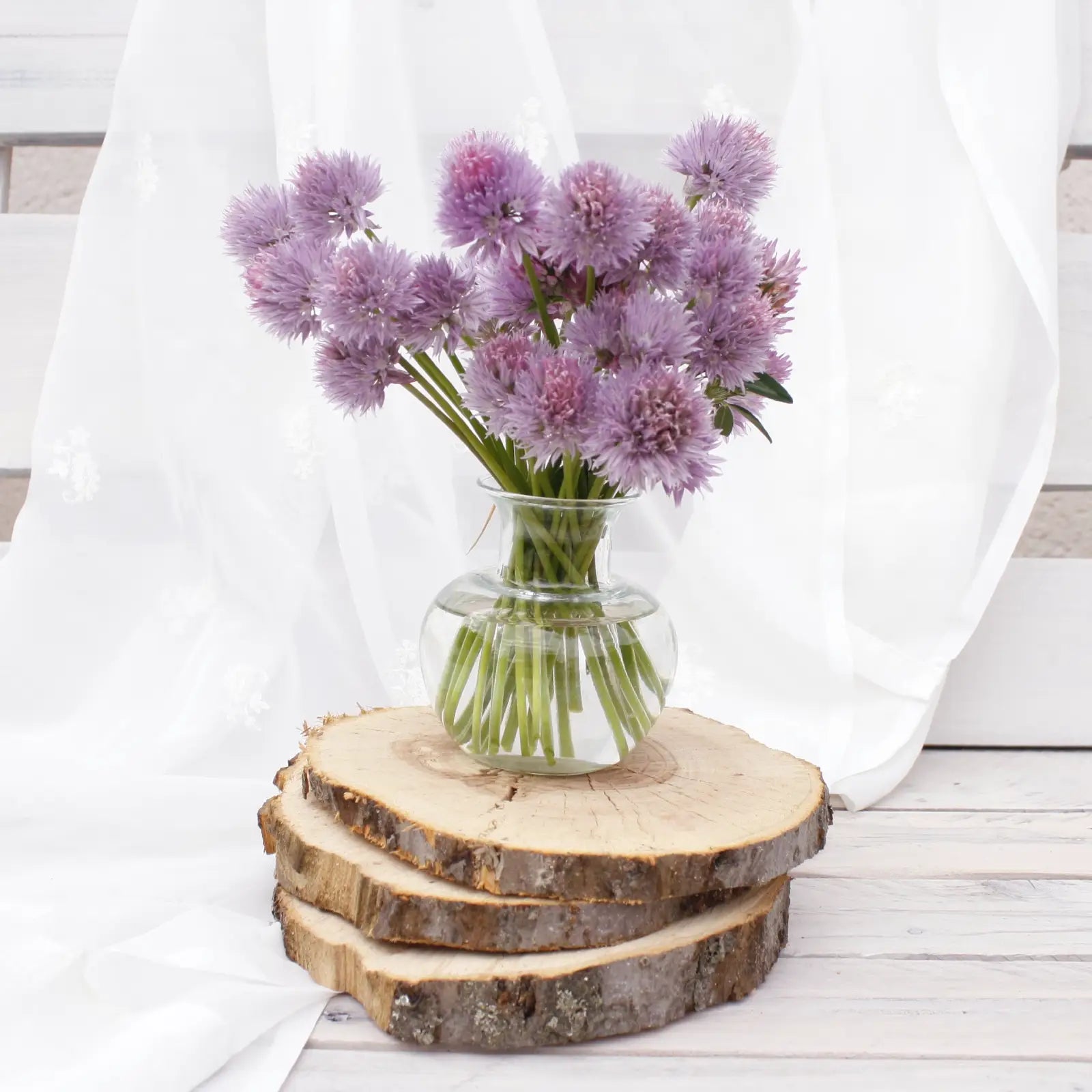 Rondins avec vase et bouquet de fleurs