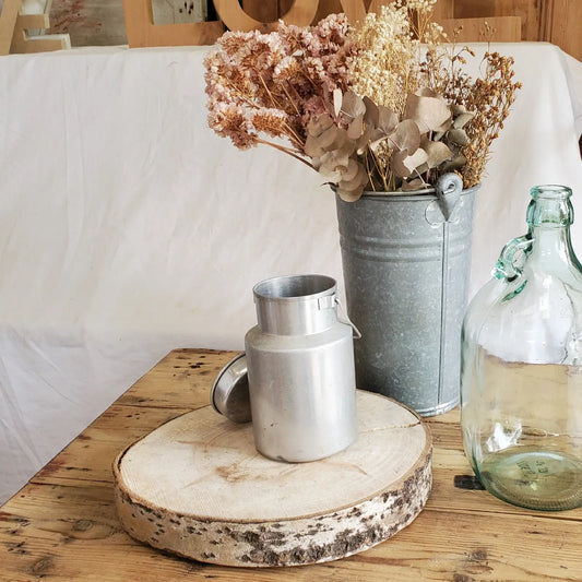 Decor champêtre avec rondin, pot à lait et soliflore