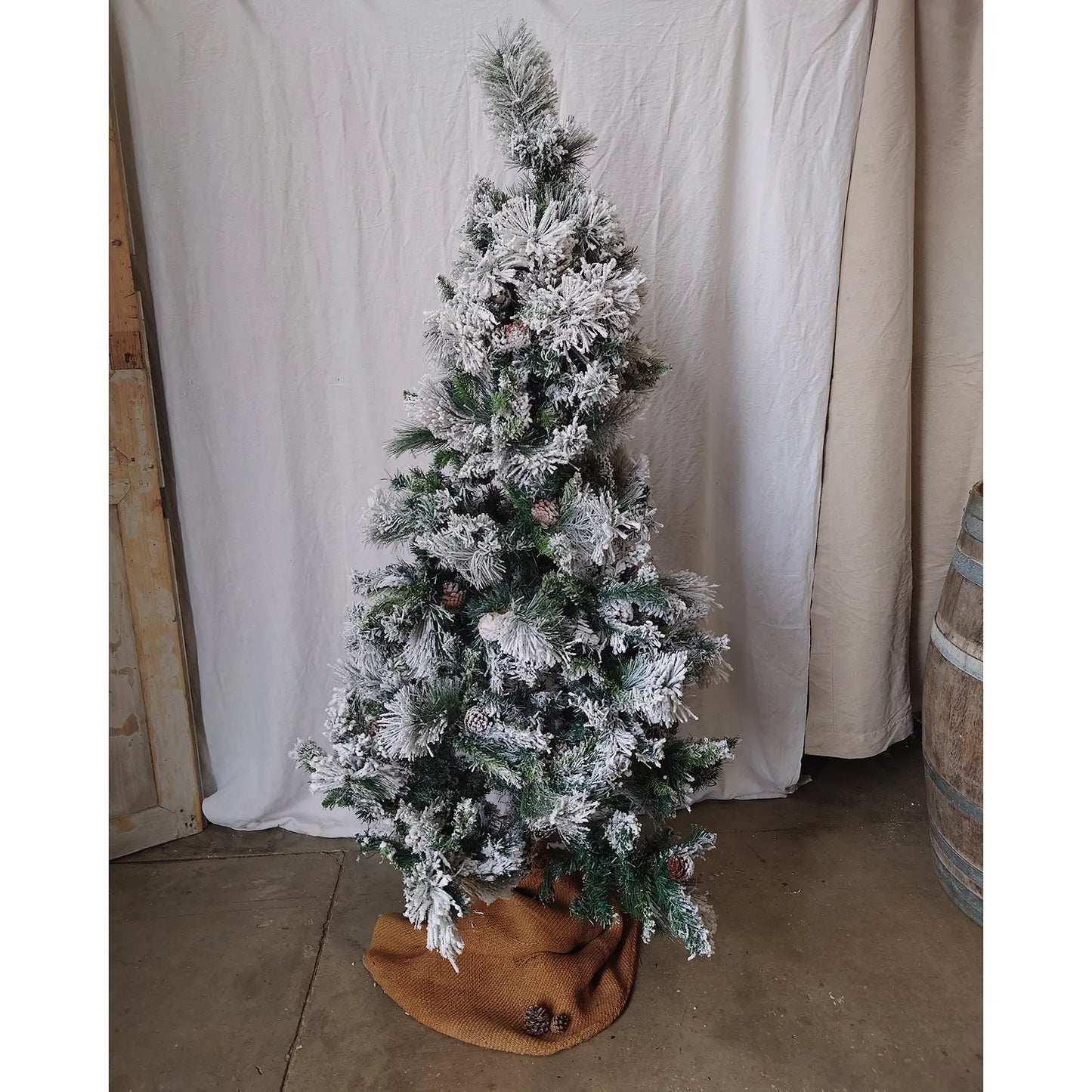 Sapins artificiels enneigés