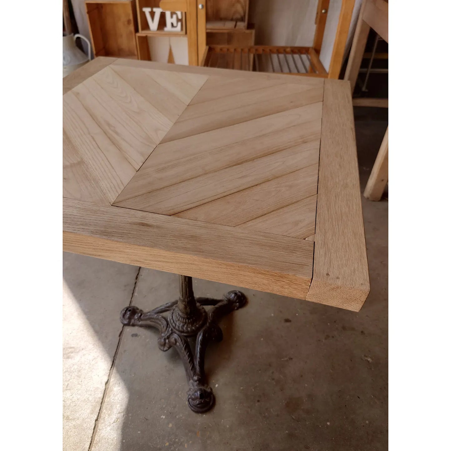 détail plateau avec chevrons sur table style bistrot parisien 