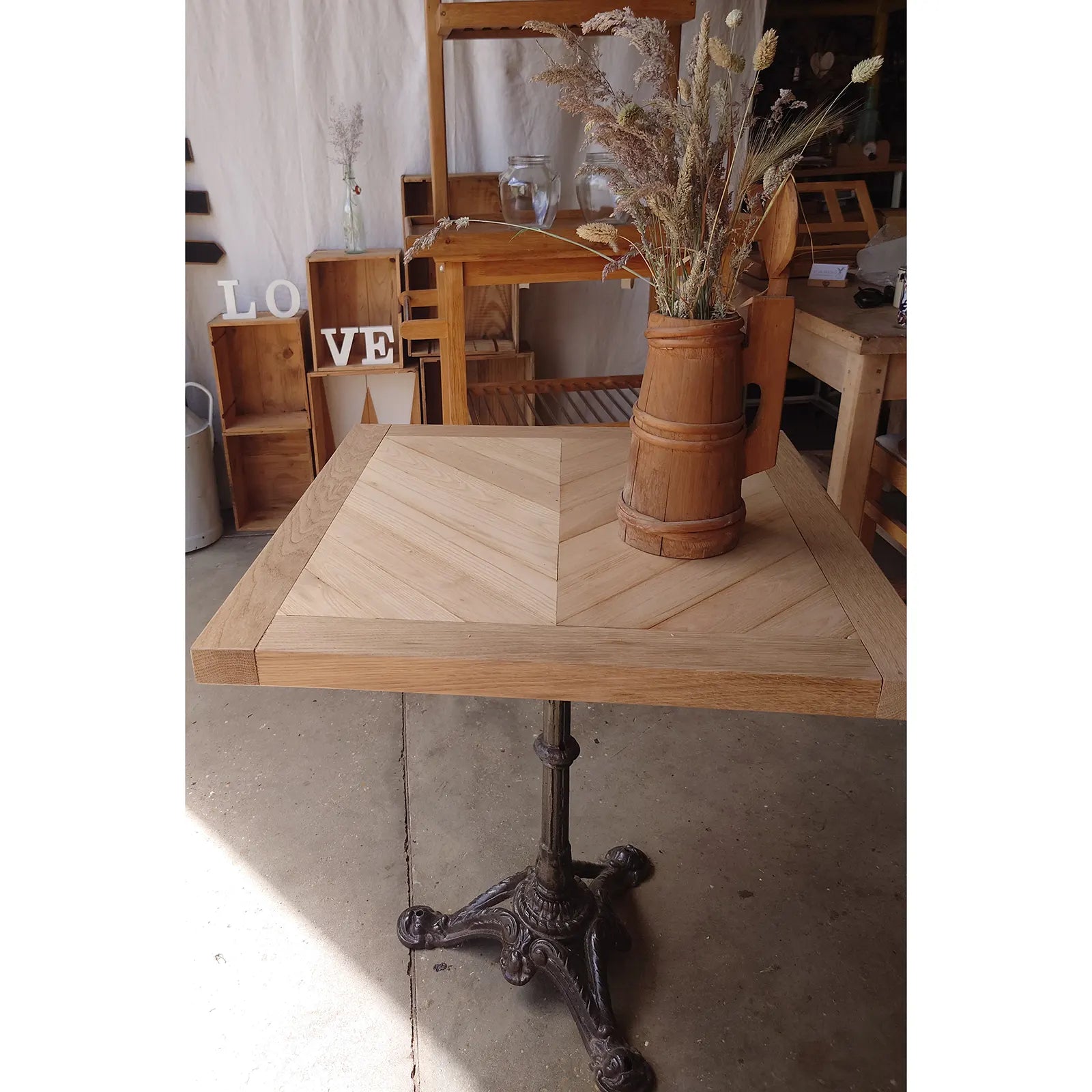 table carrée avec pieds en fonte thème bistrot