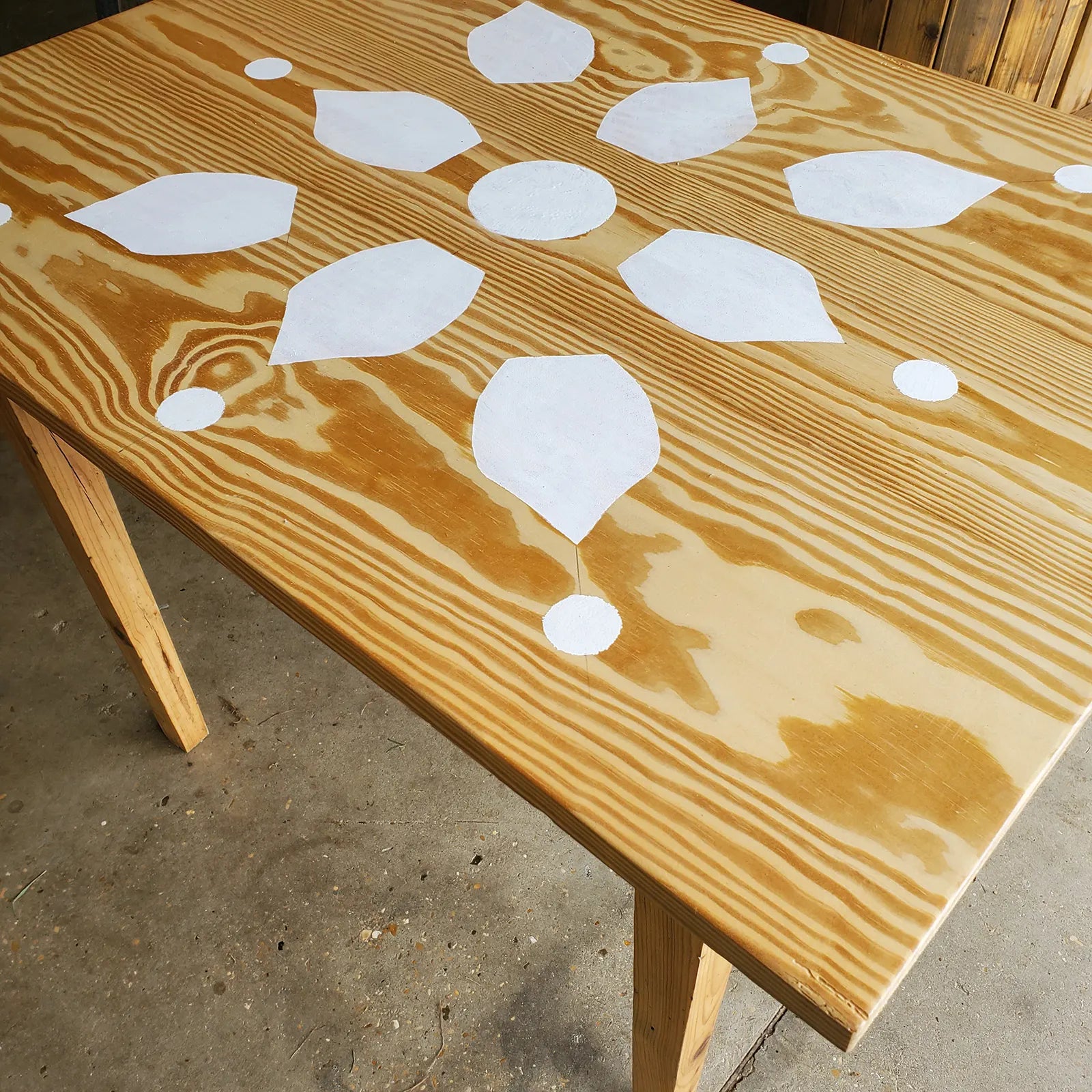 Détail fleur peinte sur plateau en bois