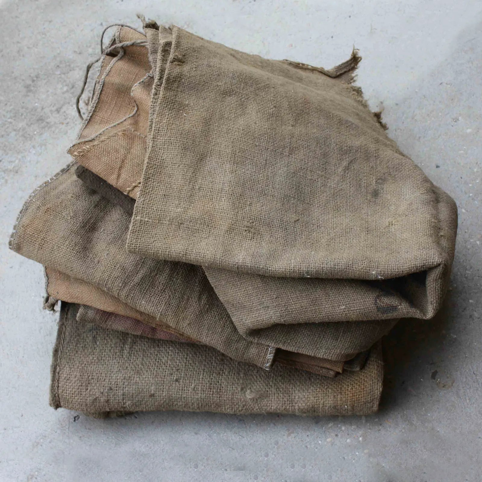 Pile de sacs en toile de jute anciens 