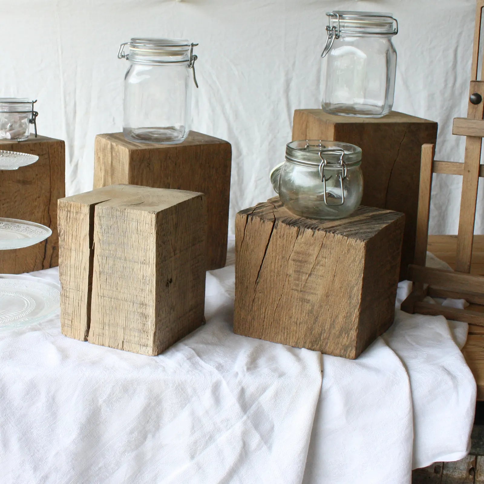 Totems en bois avec bonbonnières dessus pour buffet