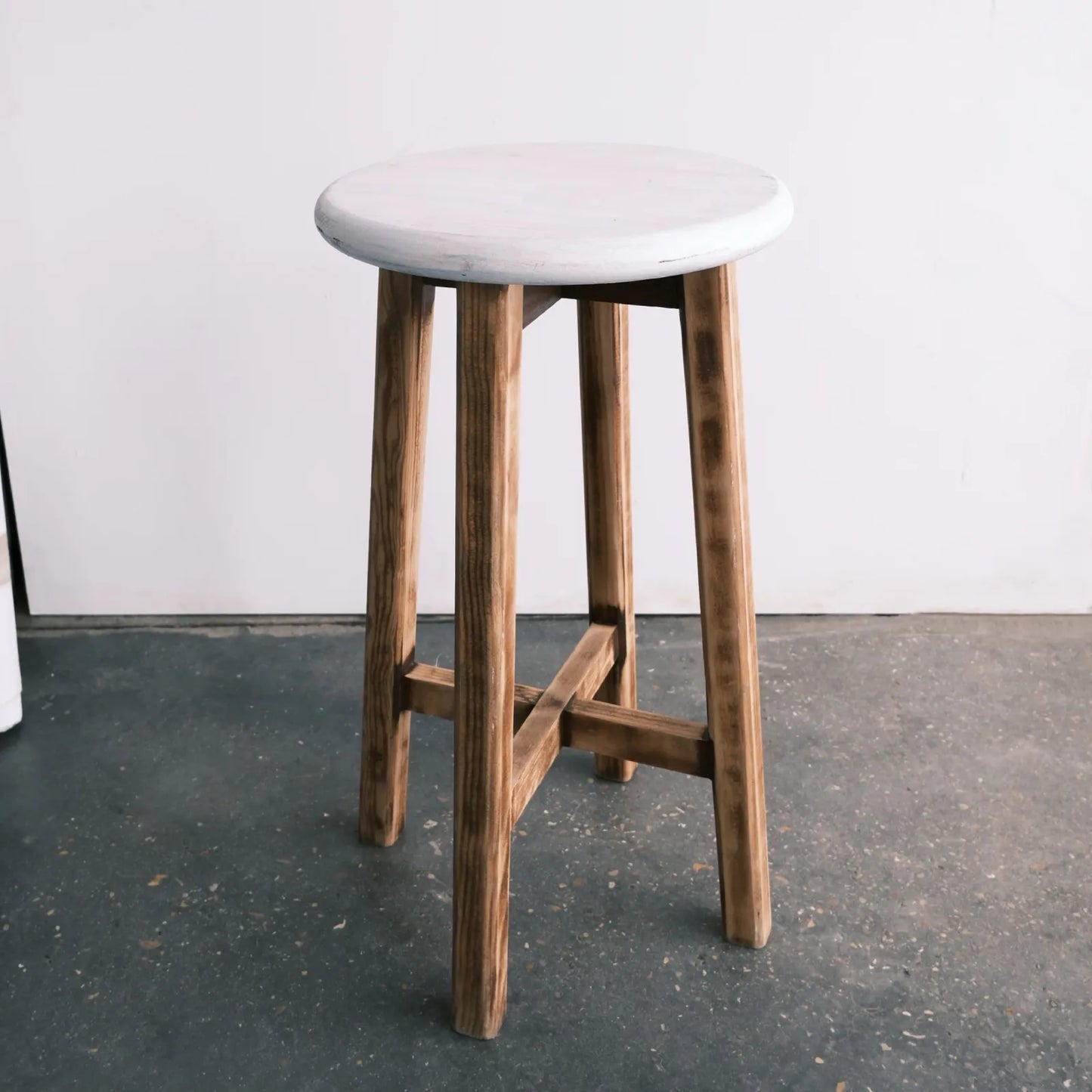 tabouret haut blanc et bois
