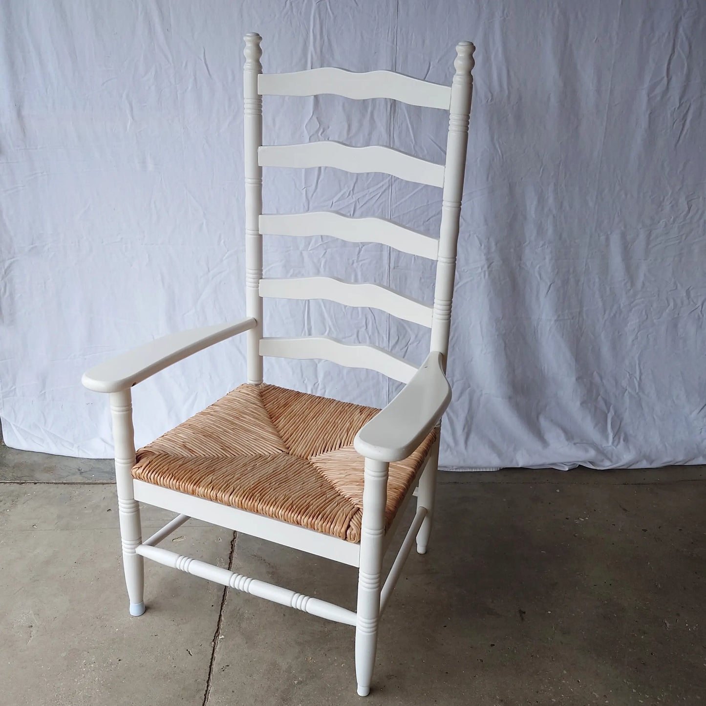 Trône bois blanc assise paille