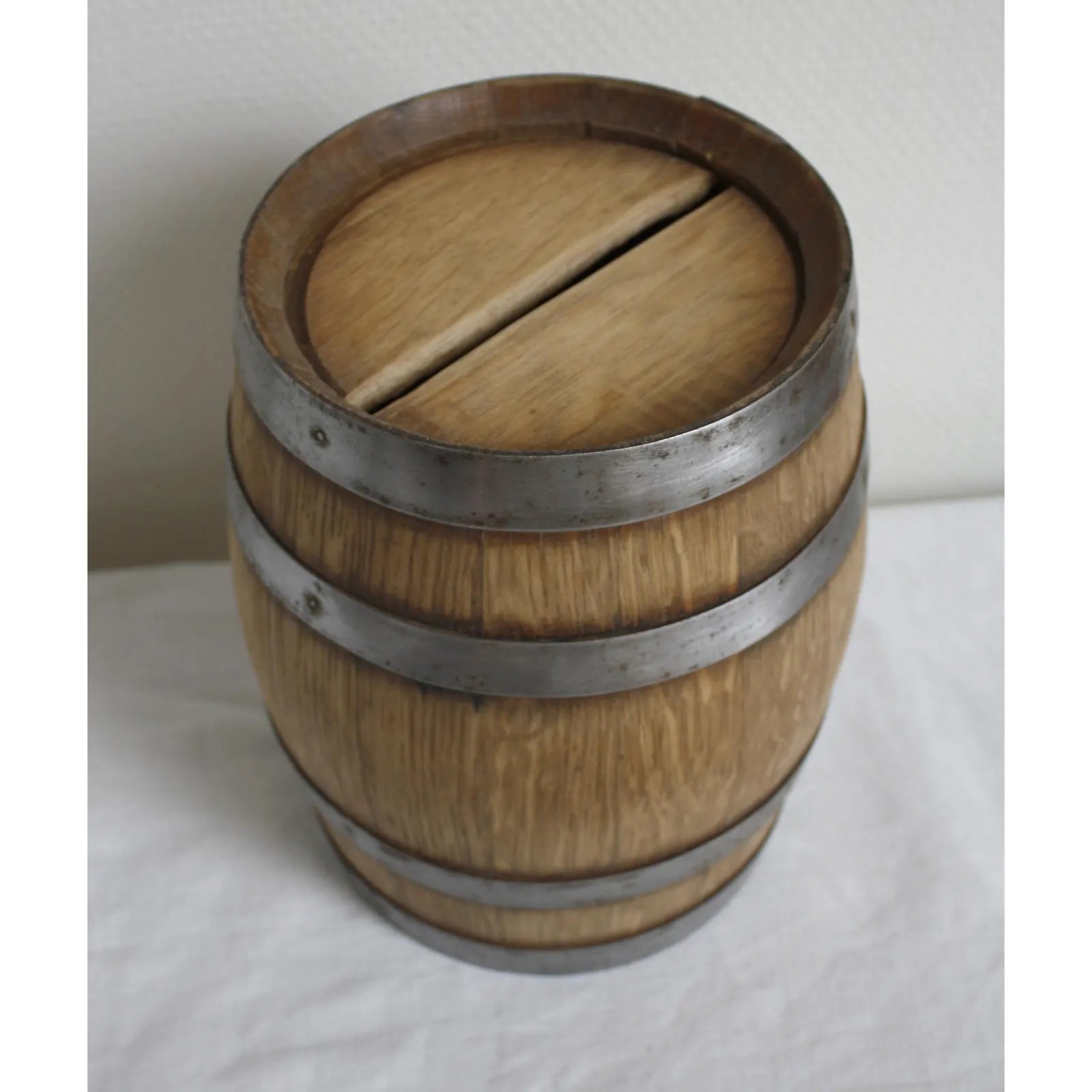 urne dans petit tonneau en bois ancien