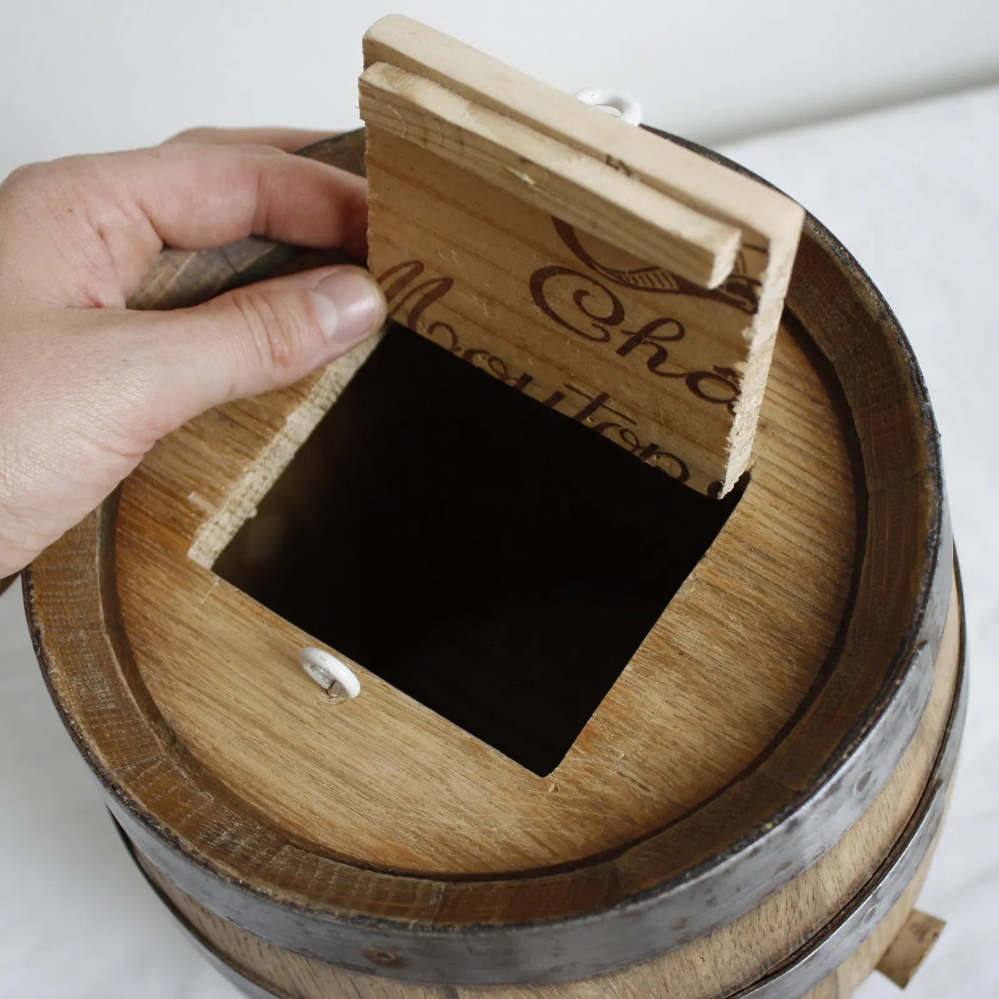 trappe dessous l'urne en bois dans tonneau