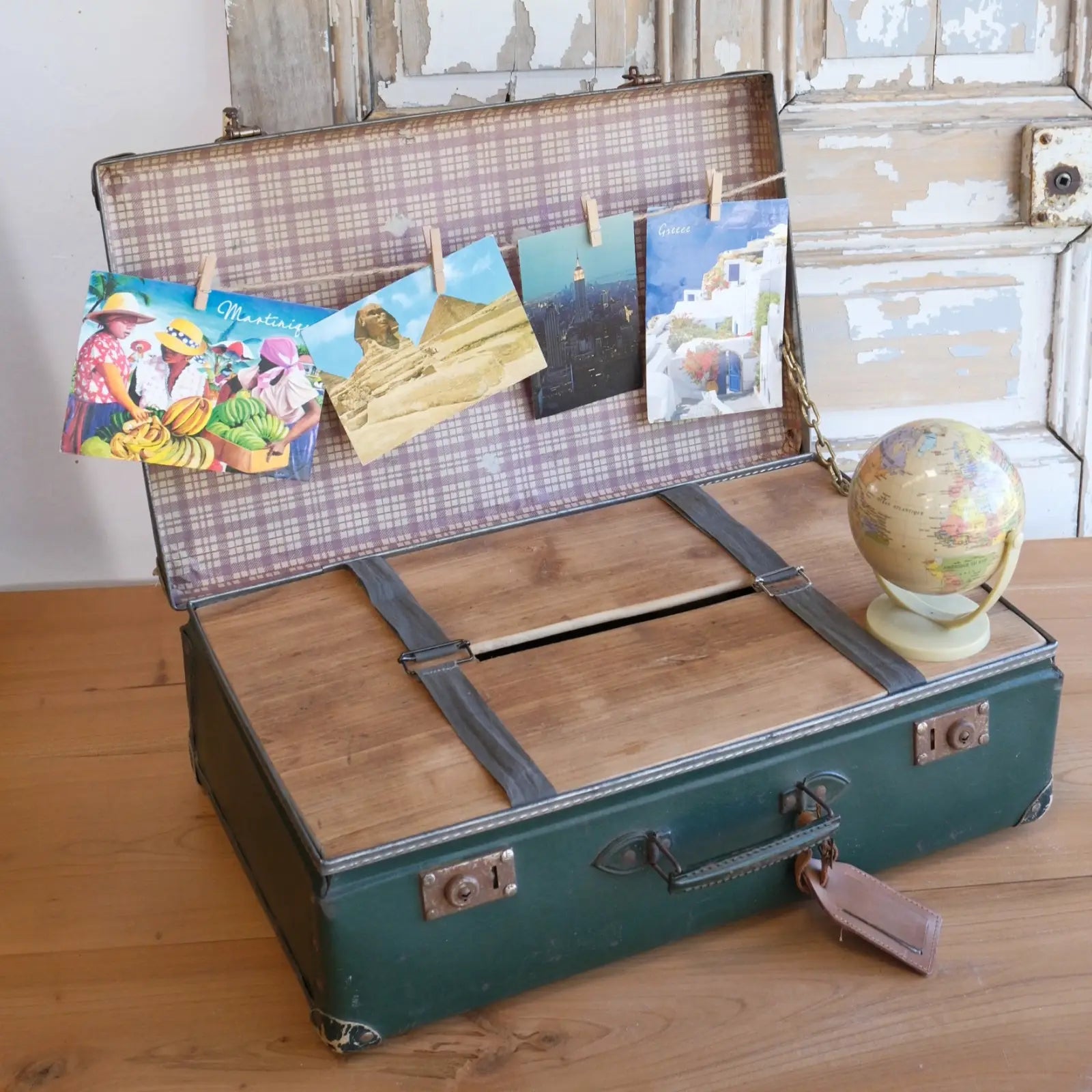 Urne dans une valise pour thème voyage