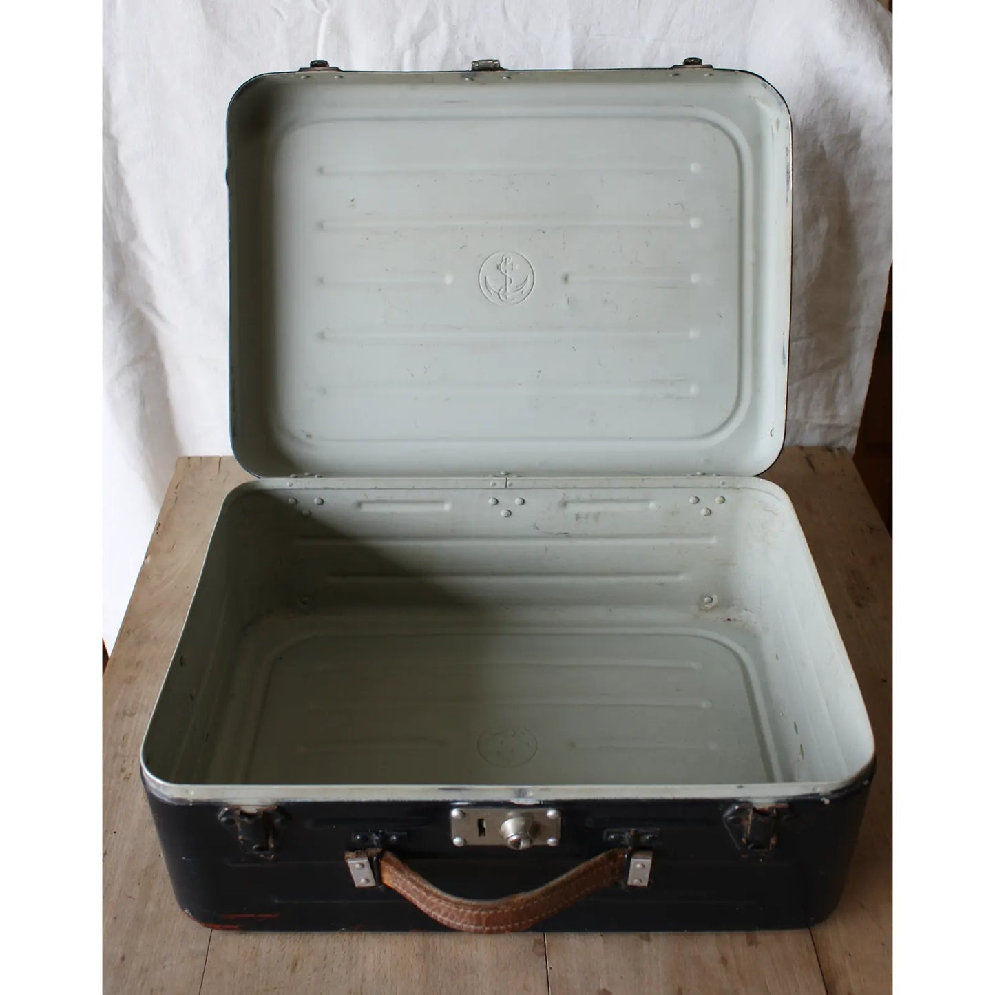 Valise en métal ouverte vintage de marin
