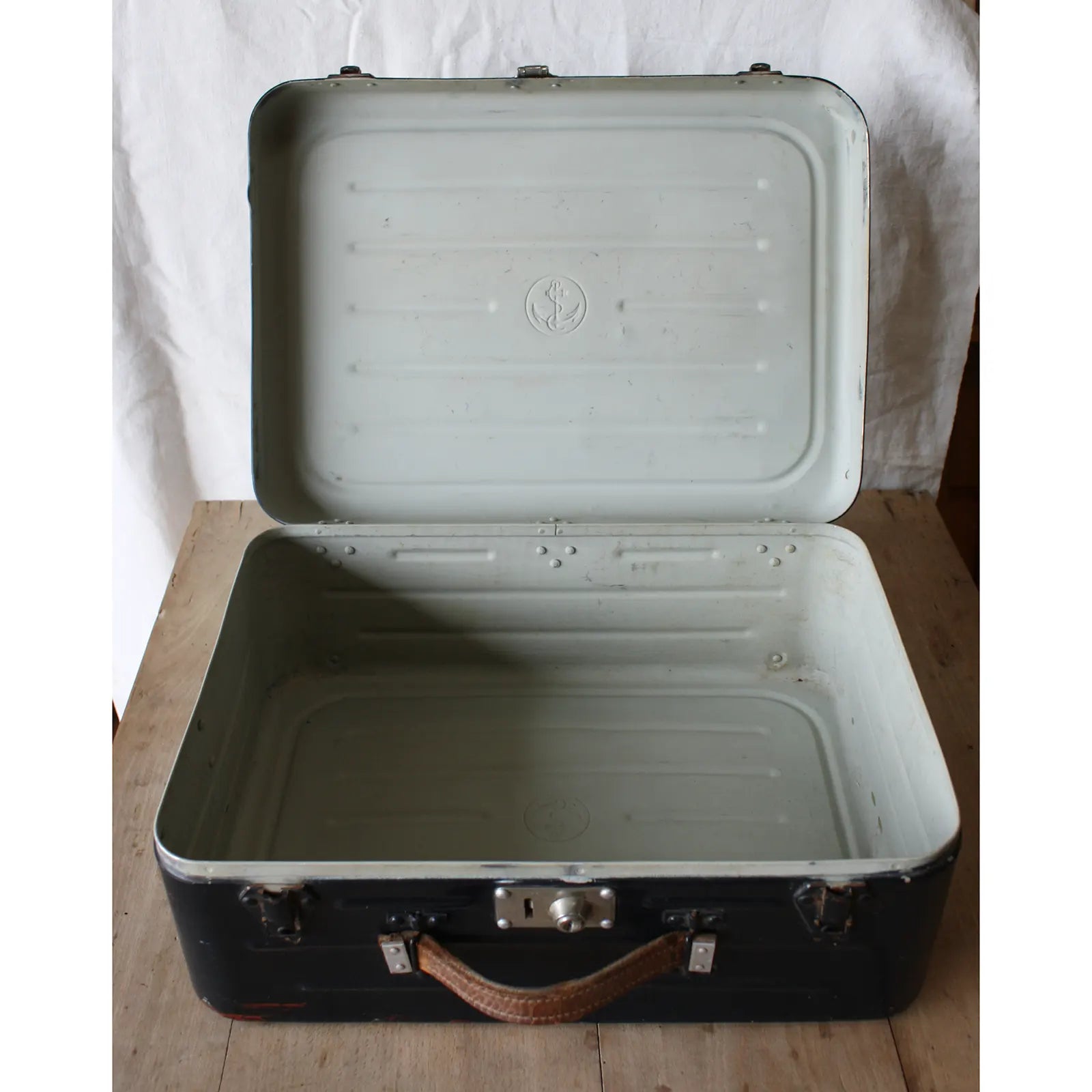 Valise en métal ouverte vintage de marin
