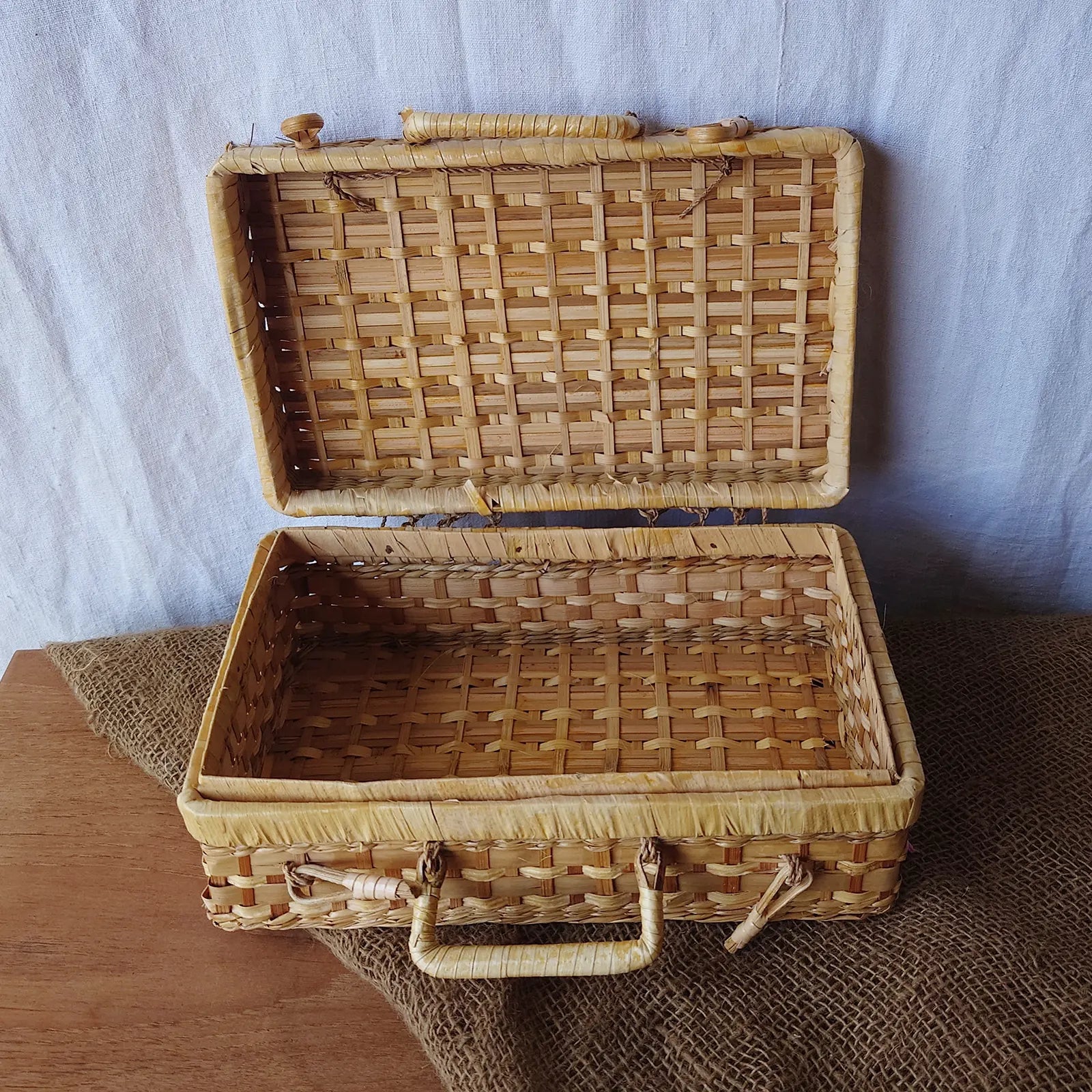 Valise ouverte en osier