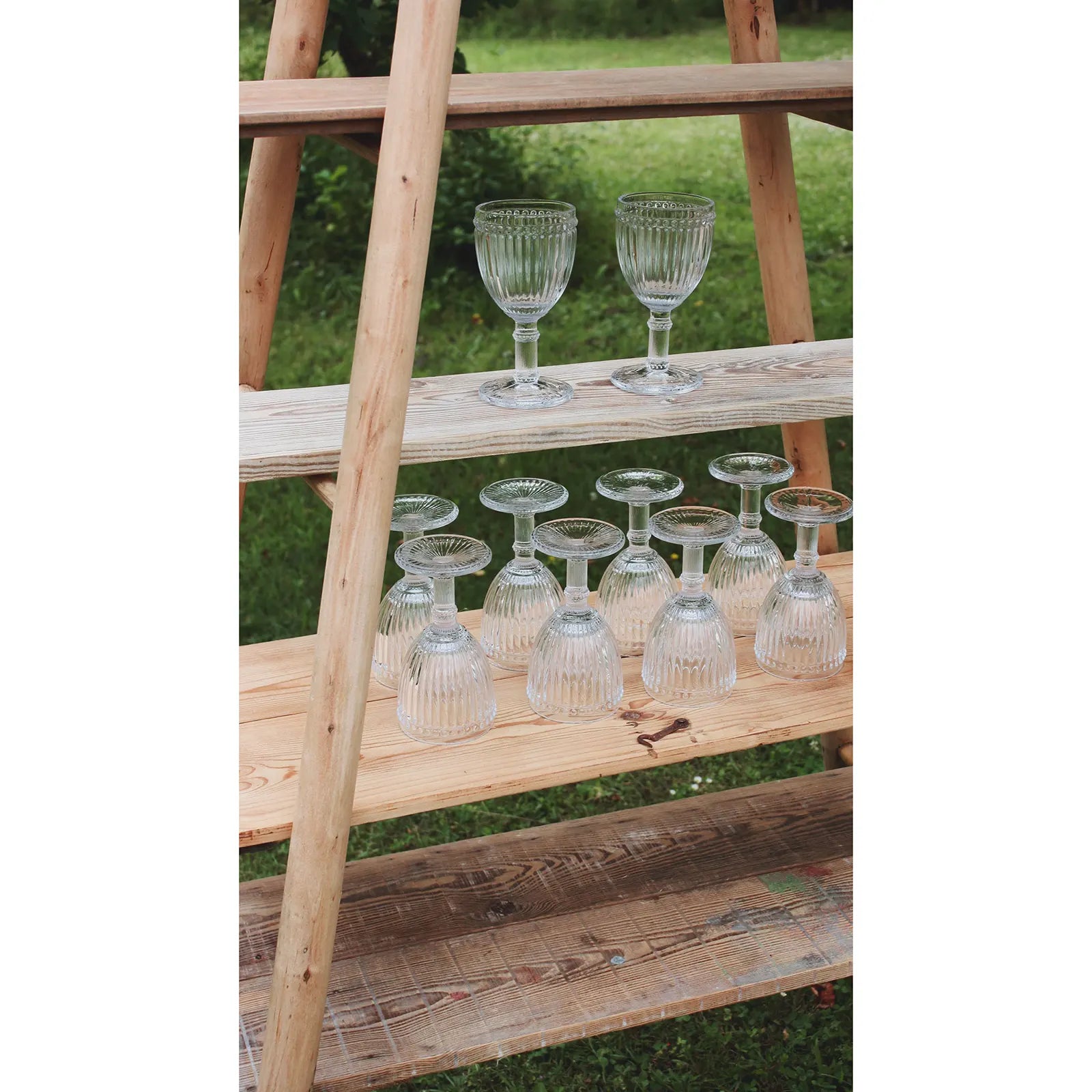 verre posés sur meuble avec étagères en bois